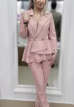 Compleu elegant roz prafuit format din doua piese sacou prevazut cu volane si pene si pantaloni conici imagine