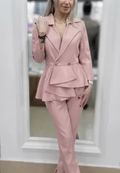 Compleu elegant roz prafuit format din doua piese sacou prevazut cu volane si pene si pantaloni conici imagine