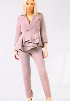 Compleu elegant roz prafuit format din doua piese sacou prevazut cu volane si pene si pantaloni conici imagine