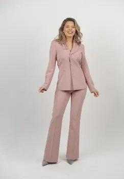 Compleu elegant roz pudra cu sacou cambrat si pantaloni evazati imagine