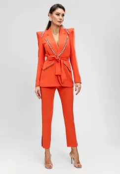 Compleu eleganta format din pantaloni conici cu talie inalta si sacou accesorizat cu detalii pretioase si cordon detasabil imagine