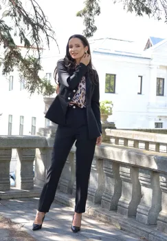 Sacou elegant negru cu croi cambrat si usor in clos spre baza imagine