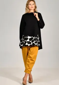 Bluza oversize asimetrica din punto milano vascoza, cu insertii alb-negru si fermoar imagine
