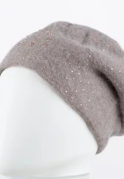 Caciula bej inchis model tricotat cu perle si strasuri fine aplicate, dublata in interior imagine