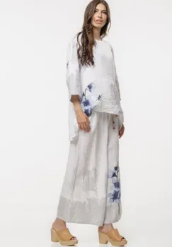 Compleu alb din in cu imprimeu pastel albastru si gri - bluza cu pantaloni - OUTFIT VARA imagine