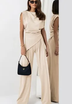 Compleu cu pantaloni, din tricot fin de bumbac, cu bluza in colt si umeri supradimensionati, bej imagine