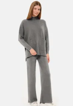 Compleu cu pantaloni si pulover cu gat semiinalt si buzunare, din tricotaj fin, gri imagine