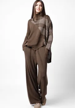 Compleu cu pulover oversize asimetric si pantaloni tricotaj, maro cadrilat imagine