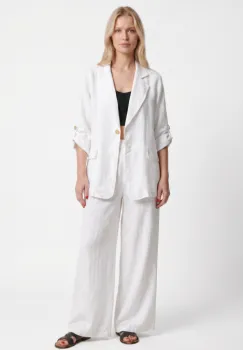 Compleu din in alb, sacou lejer si pantaloni largi, stil minimalist elegant imagine