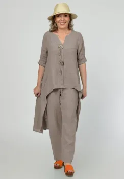 Compleu din in, cu nasturi decorativi, cu pantaloni si bluza tunica mai lunga in spate, bej inchis imagine