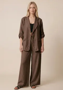 Compleu din in maro, sacou lejer si pantaloni largi, stil minimalist elegant imagine