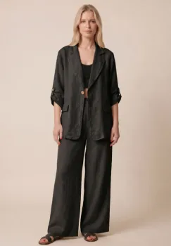 Compleu din in negru, sacou lejer si pantaloni largi, stil minimalist elegant imagine