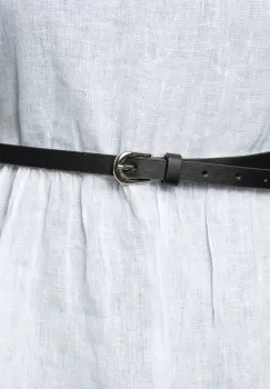 Curea subtire neagra de 1 cm, din piele ecologica cu catarama metalica aurie rotunjita imagine