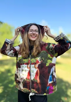 Geaca usoara matlasata, cu gluga si imprimeu  artistic multicolor imagine