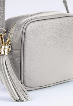 Geanta crossbody gri deschis din piele naturala, cu ciucure din piele imagine