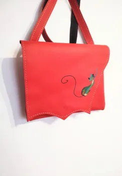 Geanta din piele naturala ,crossbody rosie ,cu pisicuta pictata imagine