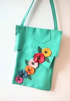 Geanta din piele naturala verde turcoaz ,cu maci veseli cusuti imagine