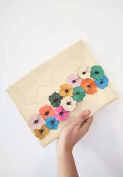 Geanta handmade , din piele naturala ivoire , cu maci colorati imagine