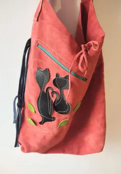 Geanta  rosie din piele naturala intoarsa ,cu pereche de pisicute imagine