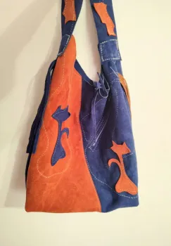 Geanta sac ,din piele naturala  intoarsa albastru electric si caramiziu ,cu pisicute imagine