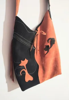 Geanta sac ,din piele naturala  intoarsa neagra si caramizie ,cu pisicute imagine