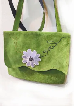Geanta verde olive din piele naturala intoarsa ,cu  crizantema alba si mesaj imagine