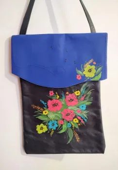 Geanta vesela din piele naturala neagra si albastru electric ,cu motiv floral imagine