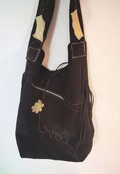 Geanta wenge cu mesaj cusut si margareta,din piele naturala intoarsa imagine