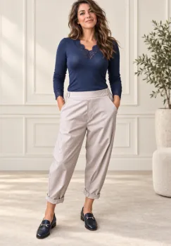 Pantaloni bej lejeri cu pense ,   croi relaxat, talie confortabila imagine
