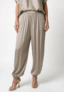 Pantaloni din matase si vascoza satinata cu croi lejer si elastic la glezna, bej auriu imagine