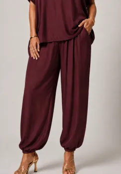 Pantaloni din matase si vascoza satinata cu croi lejer si elastic la glezna, bordo imagine
