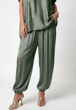 Pantaloni din matase si vascoza satinata cu croi lejer si elastic la glezna, kaki imagine