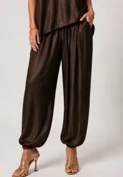 Pantaloni din matase si vascoza satinata cu croi lejer si elastic la glezna, maro inchis imagine