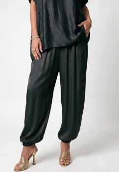Pantaloni din matase si vascoza satinata cu croi lejer si elastic la glezna, negri imagine