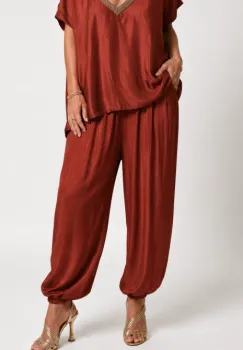 Pantaloni din matase si vascoza satinata cu croi lejer si elastic la glezna, rosu caramiziu imagine