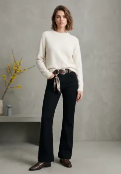 Pantaloni jeans negri, croiala evazata, flare, cu curea maro cu satin inclusa imagine