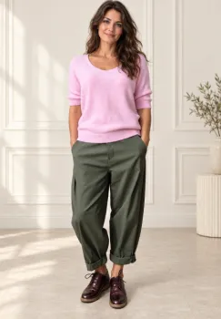 Pantaloni kaki lejeri cu pense ,   croi relaxat, talie confortabila imagine