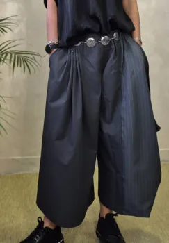 Pantaloni palazzo asimetrici cu panou suprapus in dungi si croi amplu, gri imagine