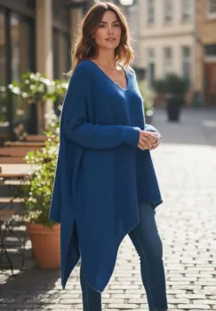 Pulover pufos albaatru electric, oversize cu colt si decolteu in V imagine