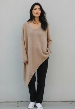 Pulover pufos bej , oversize cu colt si decolteu in V imagine