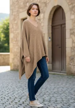 Pulover pufos camel, oversize cu colt si decolteu in V imagine