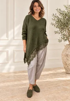 Pulover pufos kaki, oversize cu colt si dantela pe margini si decolteu in V imagine