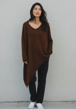 Pulover pufos maro, oversize cu colt si decolteu in V imagine