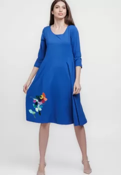 Rochie clos, taiata in talie, cu buzunare ascunse, din bumbac, albastra cu floare stilizata imagine