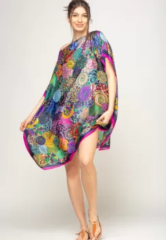 Rochie de plaja tip poncho din matase imprimat cu mandale multicolore cu fucsia si bleumarin pe margine imagine