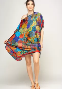 Rochie de plaja tip poncho din matase imprimat cu mandale multicolore cu rosu si bleumarin pe margine imagine