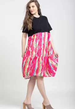 Rochie lalea cu bust negru si imprimeu predominant fucsia imagine