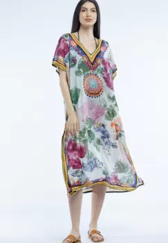 Rochie lunga de plaja tip poncho cu motive florale pe fond alb imagine