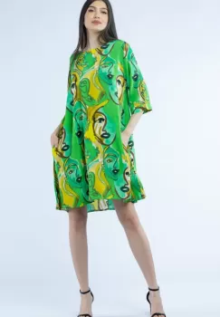 Rochie midi A-line din vascoza cu imprimeu chipuri stilizate, pe fond verde imagine
