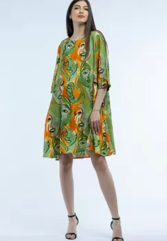 Rochie midi A-line din vascoza cu imprimeu chipuri stilizate, pe fond verde olive imagine